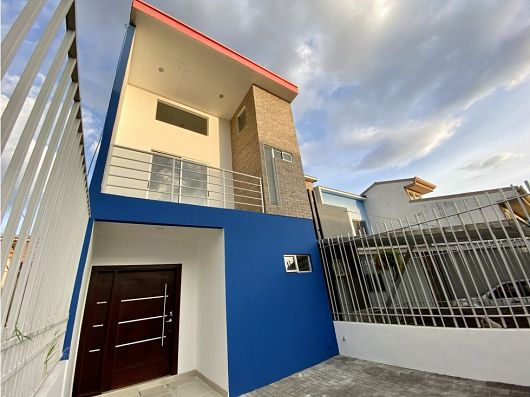 Se vende casa en residencial en Tres Ríos