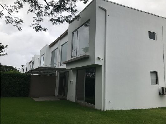 Casa contemporánea línea blanca en condominio Lindora
